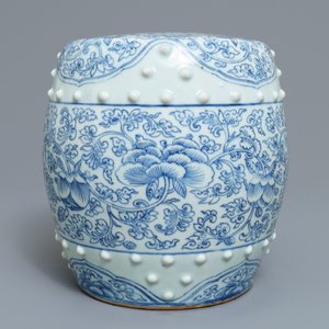 Un repose-bras en forme de tambour en porcelaine de Chine bleu et blanc, Qianlong — photo 3