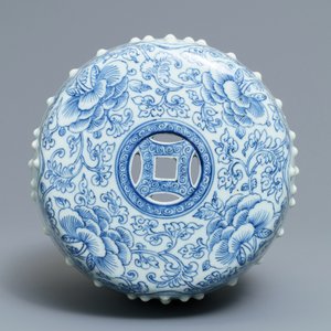Un repose-bras en forme de tambour en porcelaine de Chine bleu et blanc, Qianlong — photo 8