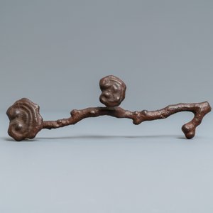 Un repose-pinceaux en fer en forme d'un sceptre ruyi au lingzhi, Ming — photo 6