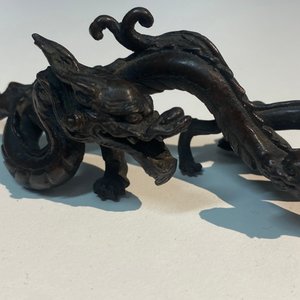 Un repose-pinceaux en forme de dragons en bronze, Chine, Yuan/Ming — photo 11