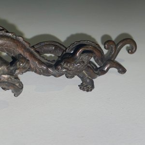 Un repose-pinceaux en forme de dragons en bronze, Chine, Yuan/Ming — photo 25