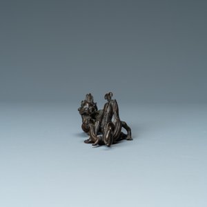 Un repose-pinceaux en forme de dragons en bronze, Chine, Yuan/Ming — photo 4