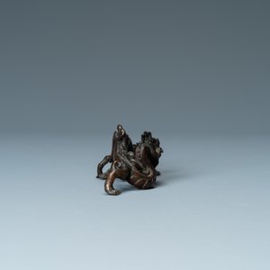 Un repose-pinceaux en forme de dragons en bronze, Chine, Yuan/Ming — photo 6