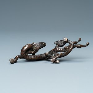 Un repose-pinceaux en forme de dragons en bronze, Chine, Yuan/Ming — photo 8