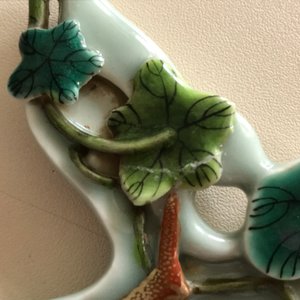 Un repose-pinceaux en forme de lingzhi en porcelaine de Chine à fond céladon, marque de Qianlong, 19/20ème — photo 4
