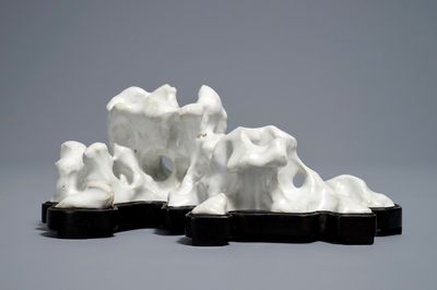 Un repose-pinceaux en porcelaine blanc de Chine, 19/20ème