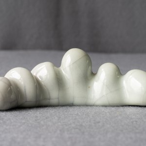 Un repose-pinceaux en porcelaine de Chine de type ge, marque de Qianlong, 19/20ème — photo 20