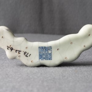 Un repose-pinceaux en porcelaine de Chine de type ge, marque de Qianlong, 19/20ème — photo 22