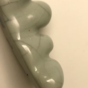 Un repose-pinceaux en porcelaine de Chine de type ge, marque de Qianlong, 19/20ème — photo 10