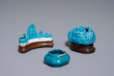 Un repose-pinceaux et deux petits laves-pinceaux en porcelaine de Chine turquoise monochrome, Kangxi