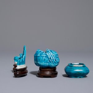 Un repose-pinceaux et deux petits laves-pinceaux en porcelaine de Chine turquoise monochrome, Kangxi — photo 4