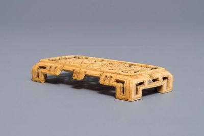 Un repose-poignet en ivoire réticulé, Chine, Ming