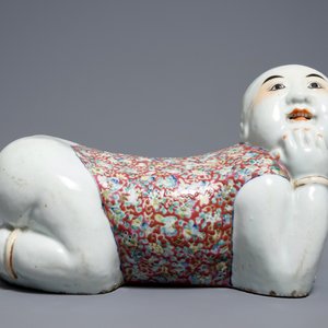 Un repose-tête en porcelaine de Chine famille rose en forme d'un garçon, République, début du 20ème — photo 2