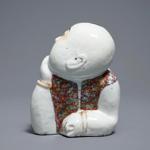 Un repose-tête en porcelaine de Chine famille rose en forme d'un garçon, République, début du 20ème — photo 3