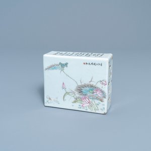 Un repose-tête en porcelaine de Chine qianjiang cai, 19/20ème — photo 1