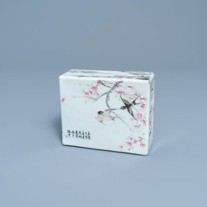 Un repose-tête en porcelaine de Chine qianjiang cai, 19/20ème — photo 2