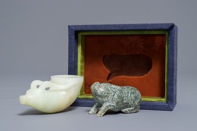 Un rhyton en forme de cerf et un modèle d'un cochon en jade sculpté, Han ou après