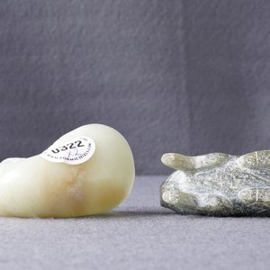 Un rhyton en forme de cerf et un modèle d'un cochon en jade sculpté, Han ou après — photo 14