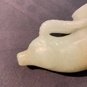 Un rhyton en forme de cerf et un modèle d'un cochon en jade sculpté, Han ou après — photo 15