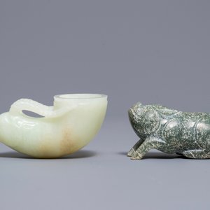 Un rhyton en forme de cerf et un modèle d'un cochon en jade sculpté, Han ou après — photo 3
