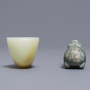 Un rhyton en forme de cerf et un modèle d'un cochon en jade sculpté, Han ou après — photo 4