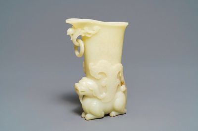Un rhyton en jade jaune sculpté, Chine, 19/20ème