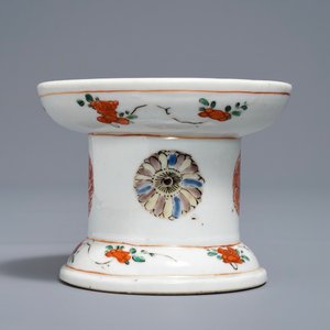 Un sablier en porcelaine de Chine famille verte à décor de papillons, Kangxi — photo 5