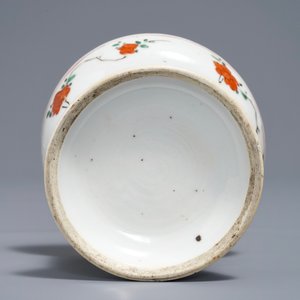 Un sablier en porcelaine de Chine famille verte à décor de papillons, Kangxi — photo 7