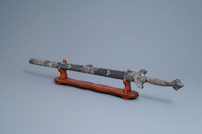 Un sabre chinois en argent incrusté de corail, lapis lazuli et turquoise, 19ème