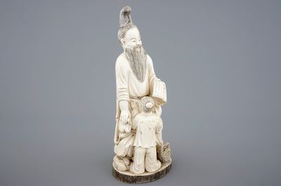 Un sage avec un enfant en ivoire sculpté, Chine, 19ème