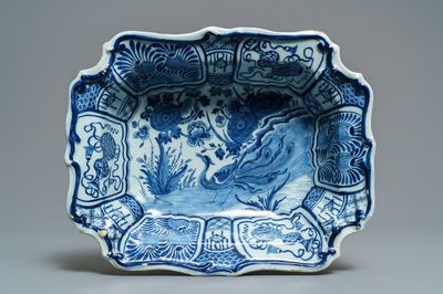 Un saladier de forme rectangulaire en faïence de Delft bleu et blanc, 18ème