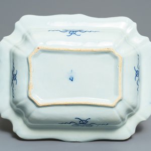 Un saladier de forme rectangulaire en faïence de Delft bleu et blanc, 18ème — photo 2