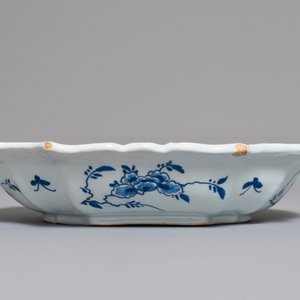 Un saladier en faïence de Delft bleu et blanc aux rinceaux de lotus, 18ème — photo 4