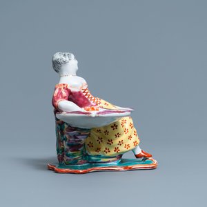 Un saleron en forme de femme en faïence de Delft polychrome petit feu, 18ème — photo 3