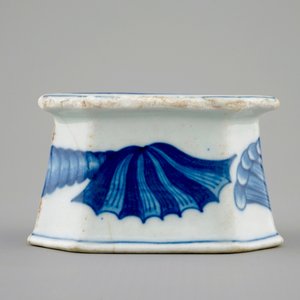 Un saleron en porcelaine de Chine bleu et blanc d'après un modèle européen, 1ère moitié du 18ème — photo 2