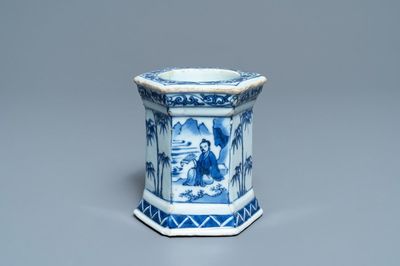 Un saleron en porcelaine de Chine bleu et blanc, époque Transition