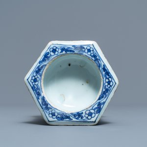 Un saleron en porcelaine de Chine bleu et blanc, époque Transition — photo 6