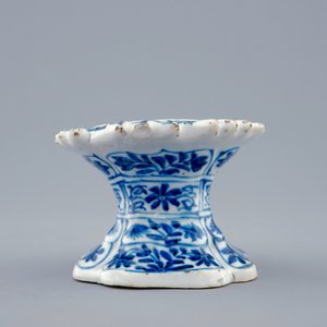 Un saleron en porcelaine de Chine bleu et blanc pour l'export, Kangxi — photo 5