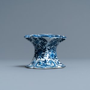 Un saleron en porcelaine de Chine en bleu et blanc d'après un modèle européen en argent, Kangxi — photo 3