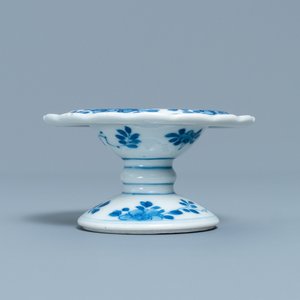 Un saleron en porcelaine de Chine en bleu et blanc, Kangxi — photo 2