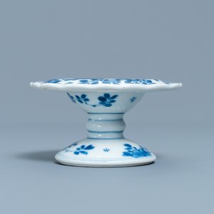 Un saleron en porcelaine de Chine en bleu et blanc, Kangxi — photo 4