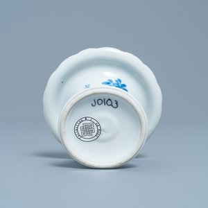 Un saleron en porcelaine de Chine en bleu et blanc, Kangxi — photo 7