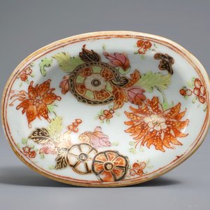 Un saleron en porcelaine de Chine famille rose à décor 'feuilles de tabac', Qianlong — photo 6