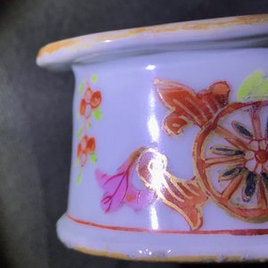 Un saleron en porcelaine de Chine famille rose à décor 'feuilles de tabac', Qianlong — photo 10