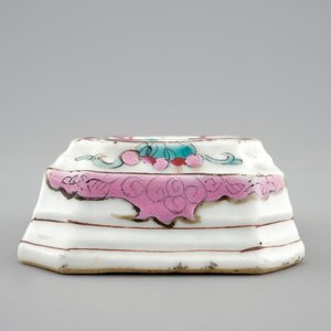 Un saleron en porcelaine de Chine famille rose, Qianlong, 18ème — photo 3