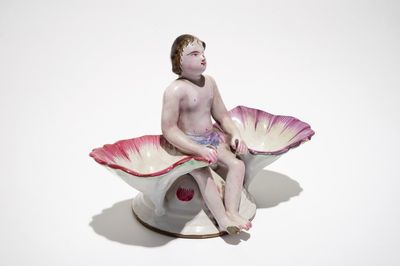 Un saleron figuratif en faïence de Sceaux, France, 18ème