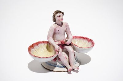 Un saleron figuratif en faïence de Sceaux, France, 18ème