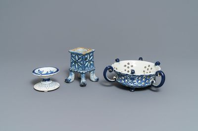 Un saleron, un socle ajouré et un réchaud en faïence de Delft en bleu et blanc, 18ème