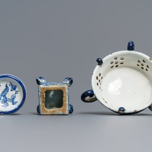 Un saleron, un socle ajouré et un réchaud en faïence de Delft en bleu et blanc, 18ème — photo 7