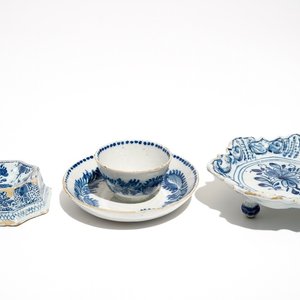 Un saleron, une trembleuse et un petit présentoir en faïence de Delft bleu et blanc, 18ème — photo 1